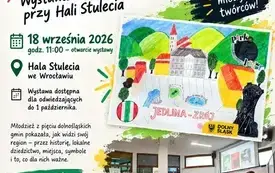 Widok na zielone drzewa i zielony trawnik usiany kolorowymi kwiatami