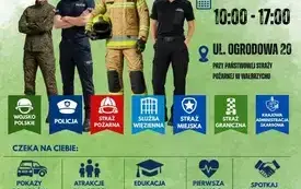 Dzieci grają na werblach w delifadzie.