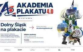 Na zdjeciu rodzina na rowerach w kaskach. Jadą leśną drogą tata, mama, syn i c&oacute;rka.
